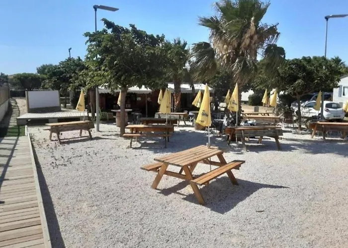 مكان تخييم Les Mobil Homes De Naka, 6 Places, Tv, Clim (adults Only)